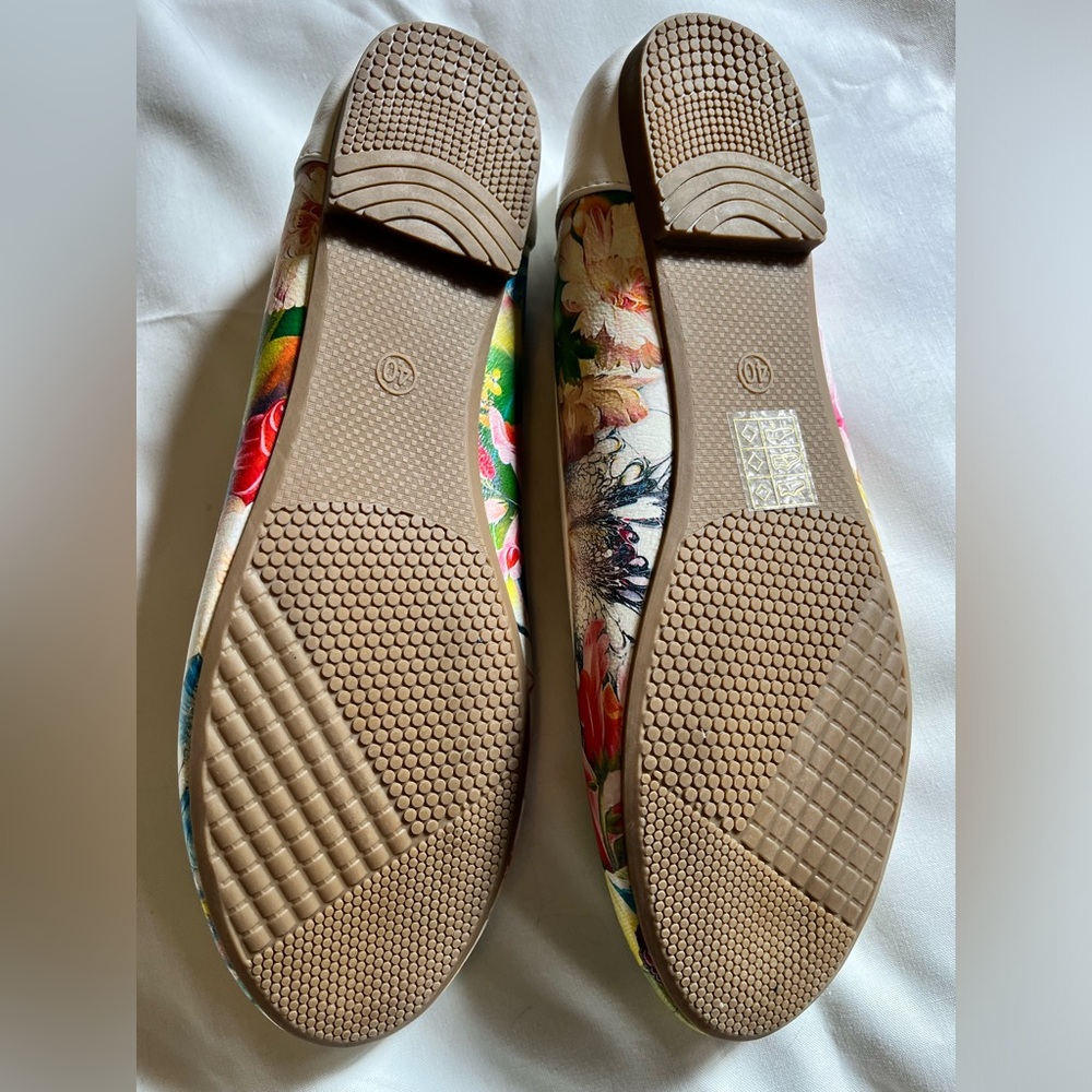 White Floral Ballet Flats in Gorgeous Asymmetrical Floral Design, like new - Picture 8 of 13